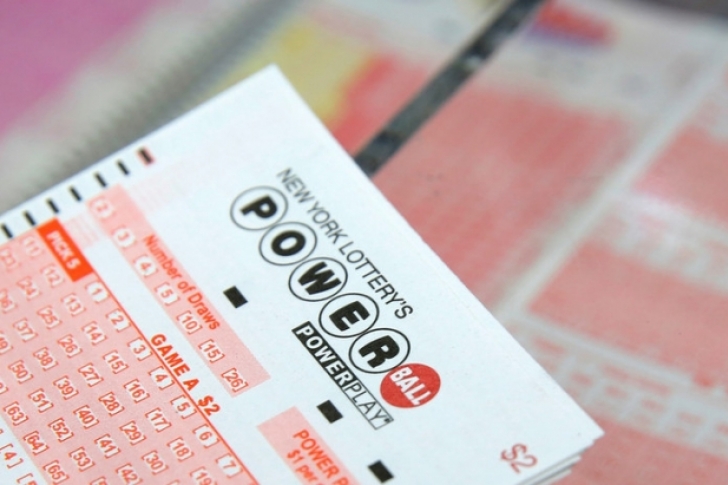 La reacción de una mujer que ganó mil millones de dólares en una lotería (Video)