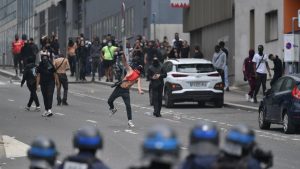 Macron culpa a las redes sociales y a los videojuegos de "intoxicar a jóvenes" para organizar disturbios en Francia