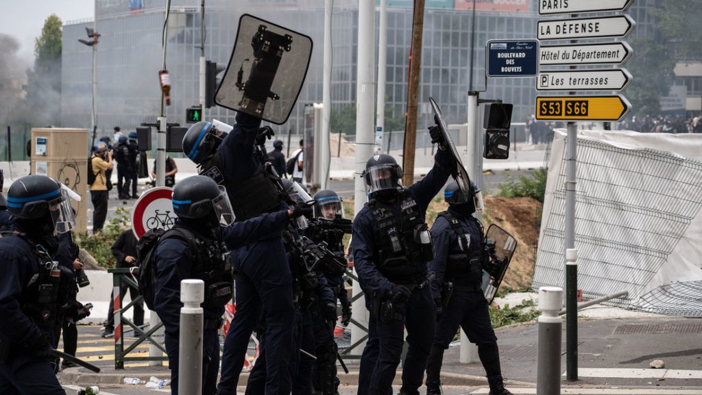 Con barricadas callejeras en Francia siguen las protestas contra la brutalidad policial