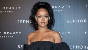 Rihanna posa en bikini durante la última etapa de su embarazo