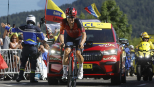 Kwiatkowski gana la etapa 13 y Pogacar ataca a Vingegaard