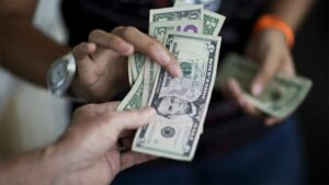 Cuatro países con menor PIB que Venezuela pagan una salario mínimo por encima de 300 dólares salarios