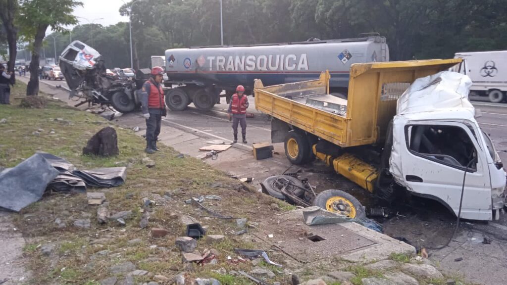 Dos fallecidos deja aparatoso choque entre camiones de carga en la autopista Valle-Coche