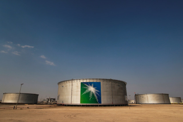 Arabia Saudita prolonga un mes su recorte de producción de petróleo