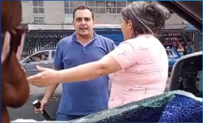 MP abre investigación a hombre que atacó con un martillo a un conductor en Caracas