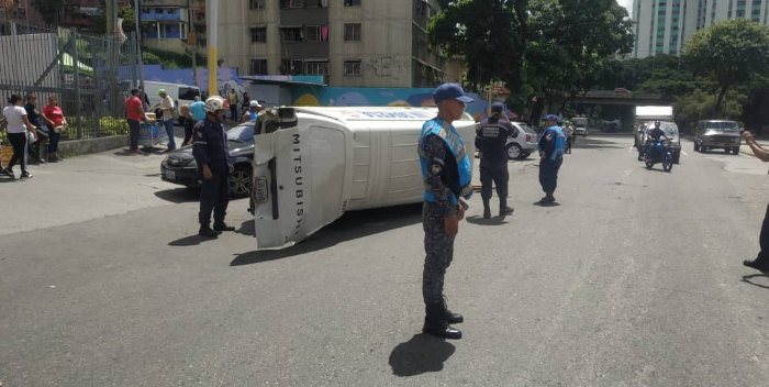 Una camioneta Van se volcó en Caracas tras caer el un hueco (Video)