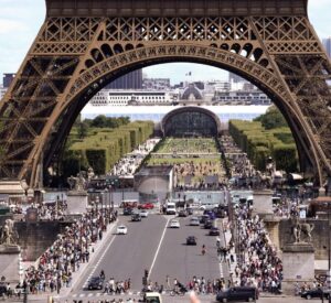Desalojaron la Torre Eiffel por amenaza de bomba