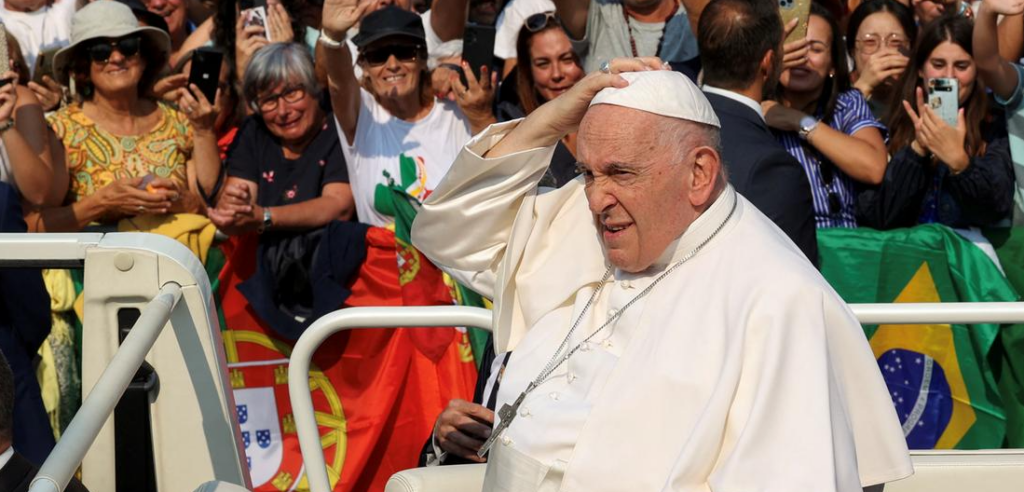 El papa visita santuario de Fátima acogido por una multitud