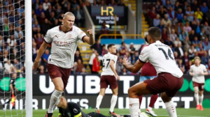 Haaland marca doblete en inicio de la Premier League