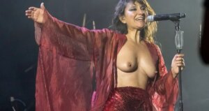 Cantante española mostró los pechos en un festival a modo de protesta