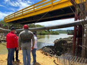 Instalan tubería de agua en el puente Guayacán