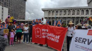 La Marcha de las flores recorrió calles de Guatemala por la democracia