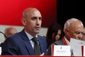 Piden la dimisión de Luis Rubiales tras incidente con una jugadora