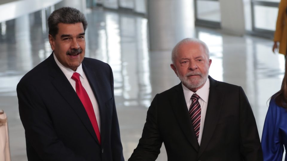 Lula firma decreto para retomar compra de energía eléctrica del Guri