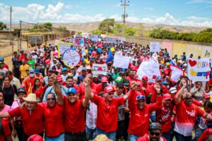 Maduro saluda a la marea roja que manifiesta apoyo a la Revolución