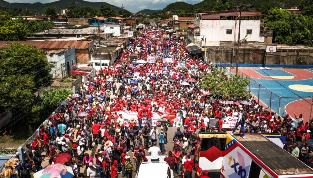 Multitudinaria marcha en Puerto La Cruz en apoyo al presidente Nicolás Maduro