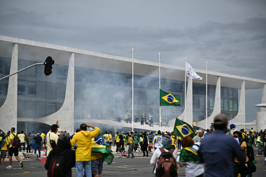 Piden 30 años de prisión para primeros 40 golpistas en Brasil