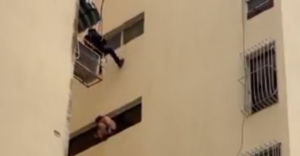 Bomberos rescataron a hombre en Barquisimeto que pretendía saltar de edificio