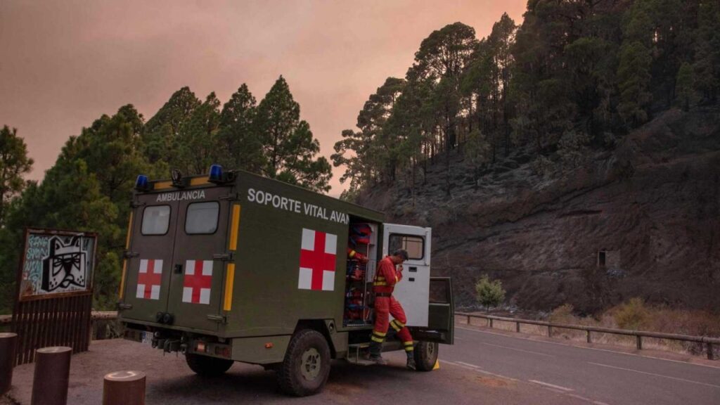 El incendio forestal de Tenerife se complica en el norte y obliga a nuevas evacuaciones