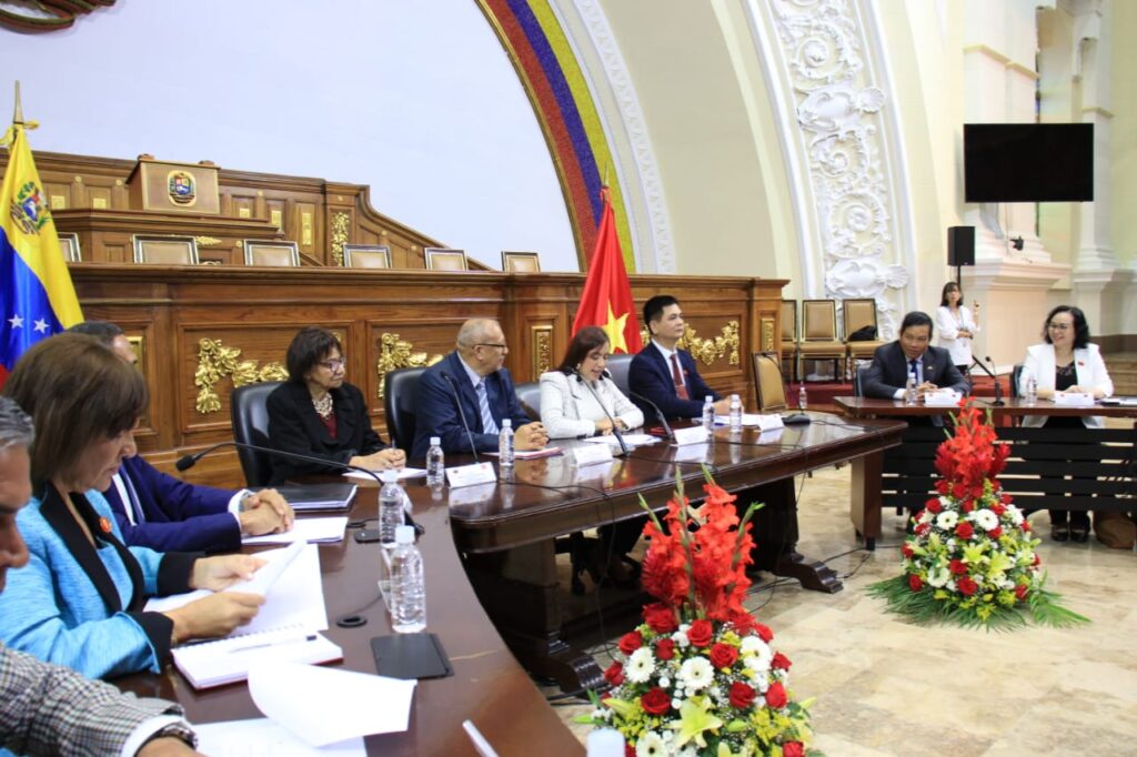 Venezuela y Vietnam intercambian experiencias legislativas