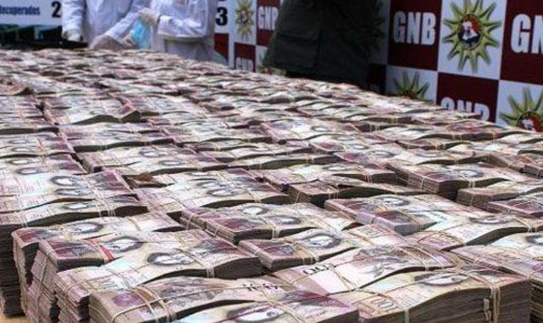 Detenidas 4 personas con 6.000 bolsas llenas de bolívares fuera de circulación para falsificar dólares en Colombia