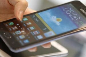 Un delincuente encontró pornografía infantil en un celular recién robado y decidió denunciar a su víctima
