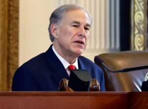Critican al gobernador de Texas por la muerte de un niño en un viaje de reubicación de inmigrantes