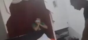 Hombre sorprendió a su esposa siendo infiel e invitó a sus vecinos a ver la irregularidad