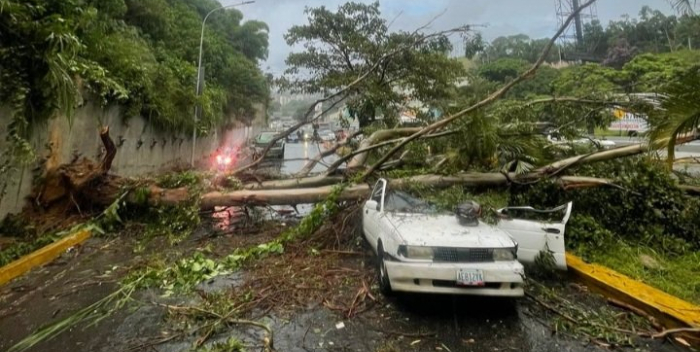 Fuertes lluvias y vientos huracanados dejan un muerto en Caracas