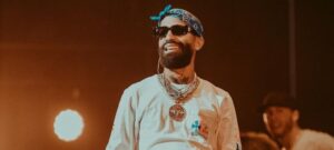 Arcángel se convirtió en tendencia tras oler una panty en medio de un concierto