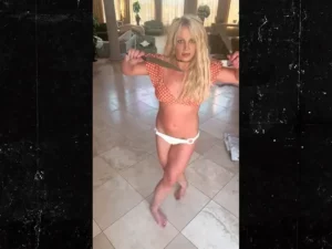 Britney Spears enciende las alarmas por usar cuchillos en unos de sus extraños videos