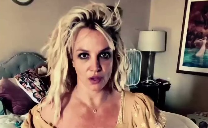 Britney Spears causa alarma tras publicar video bailando con cuchillos