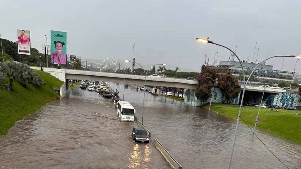 Fuertes lluvias y ráfagas de viento causaron retraso vehicular en Caracas