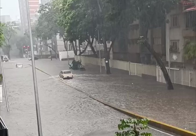 Las fuertes lluvias que aumentaron el cauce del Guaire y colapsaron a Caracas (Imágenes)