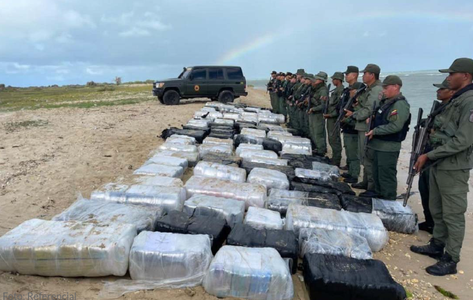 Dos brasileños detenidos con 455 kilos de cocaína en una avioneta en Falcón