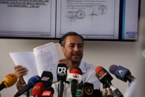 Tras cinco meses de silencio, el alcalde de Baruta se presentó ante periodistas y no respondió