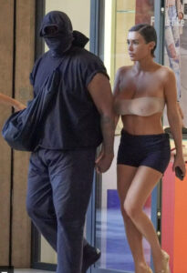 La novia de Kanye West fue captada en Italia con los senos al aire