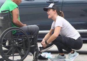 Jennifer Garner fue sorprendida ayudando a un hombre discapacitado