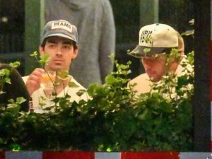 Pillan a Joe Jonas cenando con su hermano Nick una noche antes que Sophie Turner lo demandara