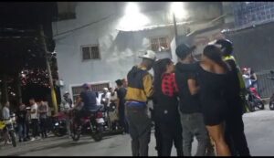 La pelea entre ciudadanos y policías en el sector Plan de Manzano de La Guaira (Video)