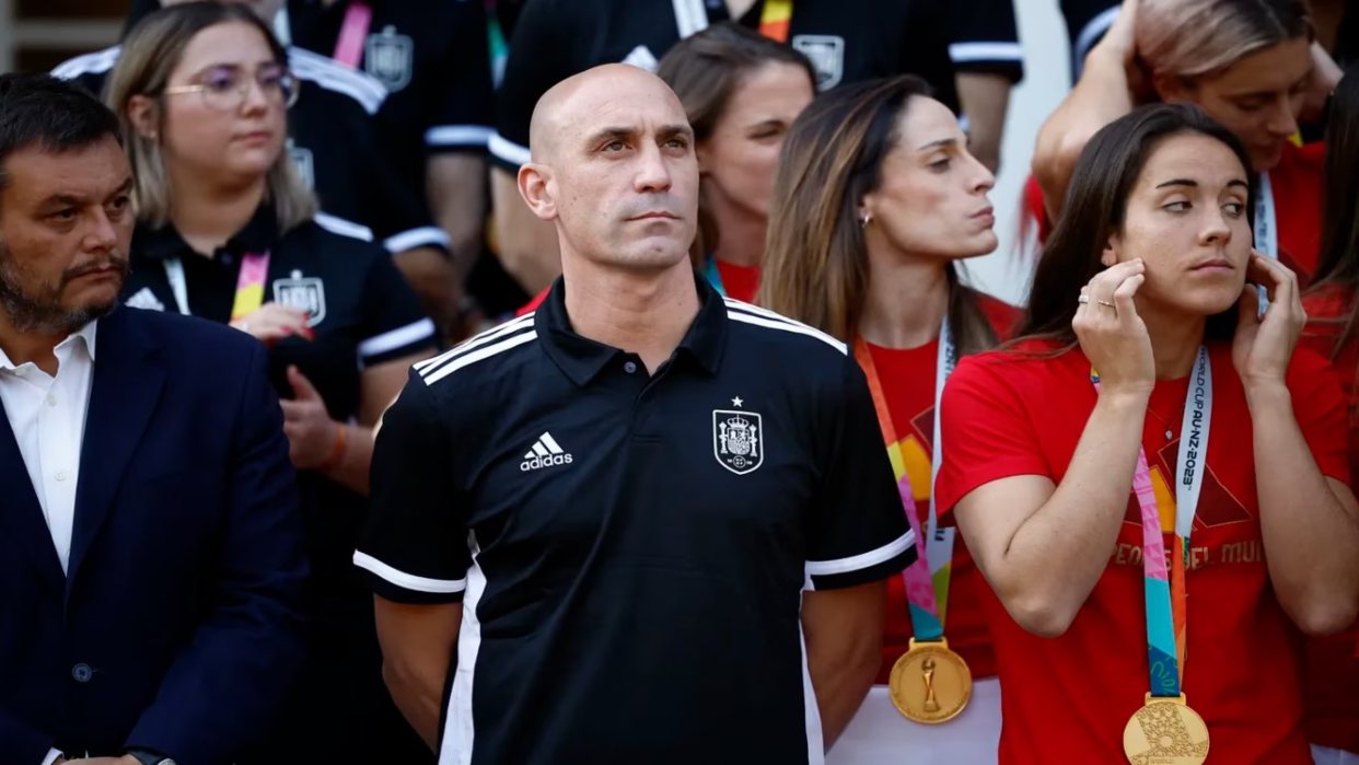 La FIFA inhabilita a Luis Rubiales durante tres años tras su beso no consentido a Jenni Hermoso