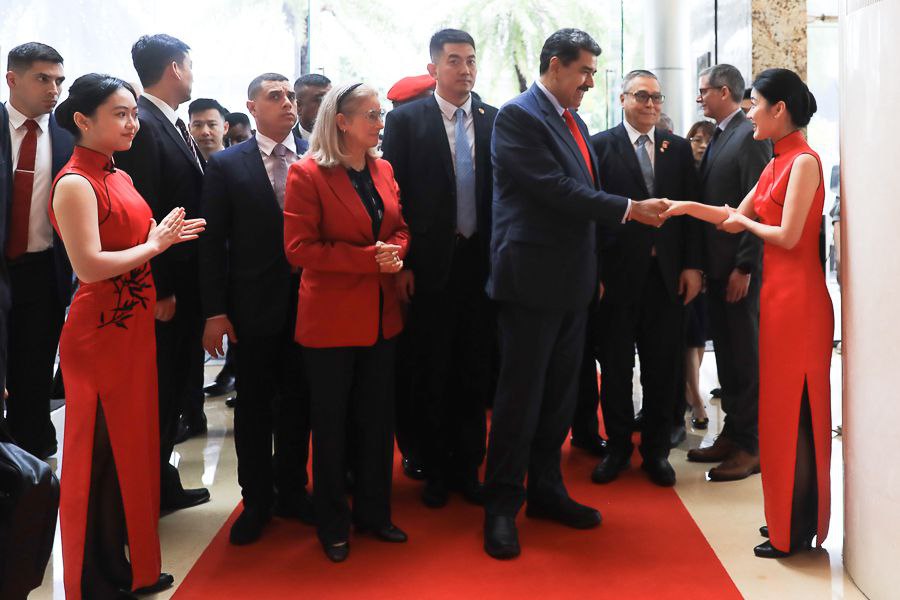 Maduro inicia visita a la República Popular China