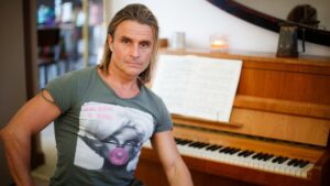 El fundador del célebre grupo pop Mecano 'Nacho Cano' afirmó que si España no hubiese descubierto América "tú no tendrías ese iPhone"