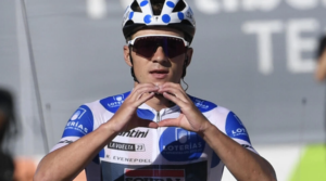 Evenepoel gana la 18ª etapa al estilo Merckx, el Jumbo elige a Kuss