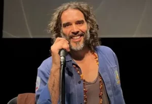 Russell Brand acusado de exhibirse y luego bromear sobre el acoso sexual en un programa de radio