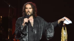 Se retira de Paramount+ el especial de monólogos de Russell Brand