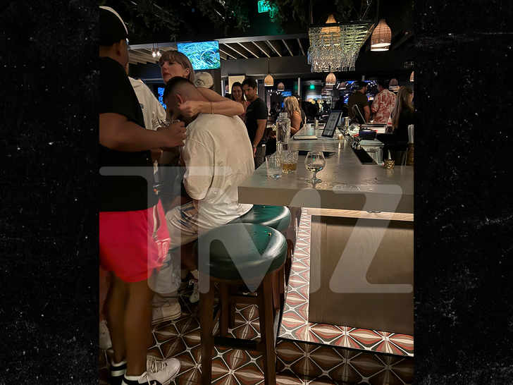 Pillan a Taylor Swift muy cariñosa con su novio Travis Kelce durante una fiesta