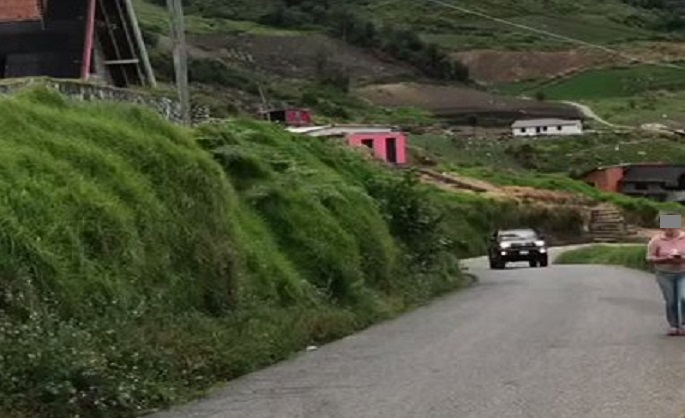 Grabaron a un niño manejando una Toyota 4Runner en una carretera en Mérida (Video)