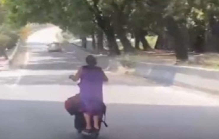 La abuelita extrema que causó furor en la autopista de Caracas con un monopatín (Video)