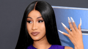 Cardi B fue captada al practicar posiciones sexuales con su novio en los baños de los VMA’s